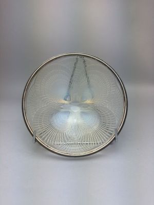 une image représentant une assiette en argent sur laquelle figure un oiseau