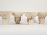 trois vases en marbre blanc empilés les uns sur les autres