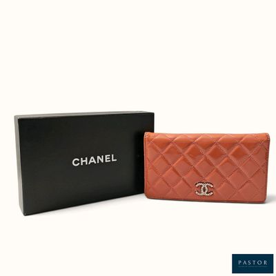 portefeuille Chanel en cuir matelassé orange