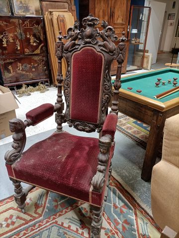 Partie de mobilier de salon de style Néo renaissance comprenant u