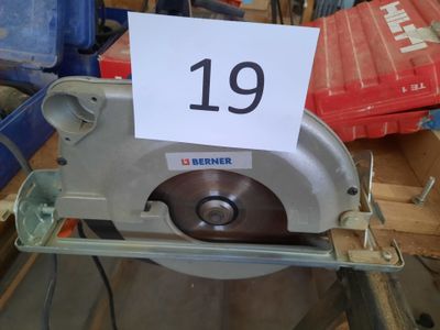 une photo d'une étiquette portant l'inscription « 19 » sur une scie circulaire
