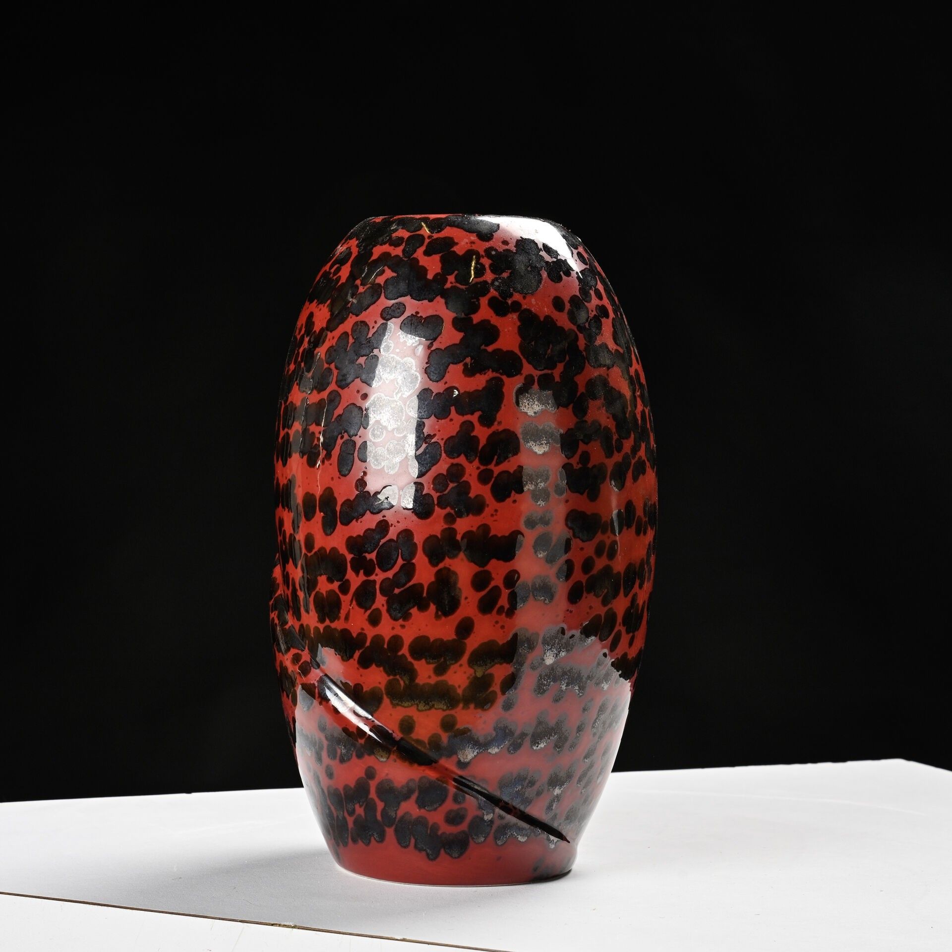 SCHEURICH, Allemagne Grand vase de forme oblongue en terre blanche émaillé rouge à décor de tâches noires. Circa 1970...