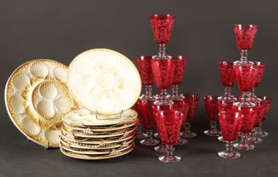 beaucoup de verres à vin rouge et d'assiettes sur la table