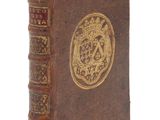 un vieux livre orné d'un médaillon doré sur la couverture