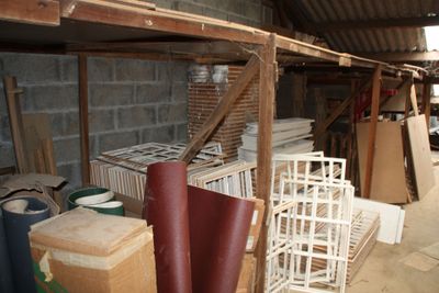 une pièce remplie de nombreux meubles de styles variés