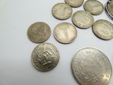 beaucoup de pièces qui sont sur la table