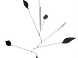 photographie en noir et blanc d'une sculpture métallique ornée de feuilles noires