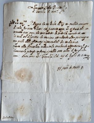 une feuille de papier sur laquelle on peut écrire, posée sur une table