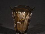 un vase en verre contenant une fleur
