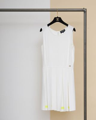 La robe blanche est suspendue à un cintre dans une pièce.