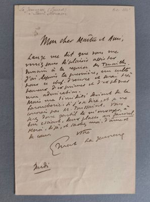 un gros plan d'un morceau de papier sur lequel on a écrit