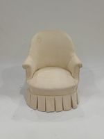 Fauteuil genre "crapaud", garni de tissu blanc (taché), styl…