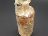 une image représentant un vase muni d'une anse posé sur une table