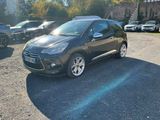 La petite voiture est garée sur le parking, à côté d'autres voitures.