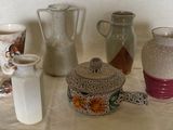 de nombreux types de vases sur la table