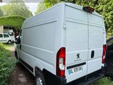 une camionnette blanche garée à côté d'une voiture noire