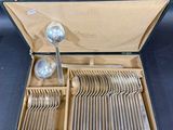 un coffret contenant de l'argenterie sur une table