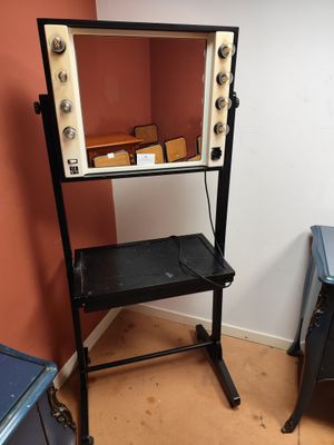 une photo d'une pièce avec un miroir et un bureau