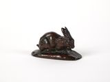 sculpture représentant un lapin posé sur un rocher, sur fond blanc