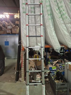 une échelle adossée au mur d'une pièce