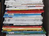 plusieurs livres empilés dans une boîte