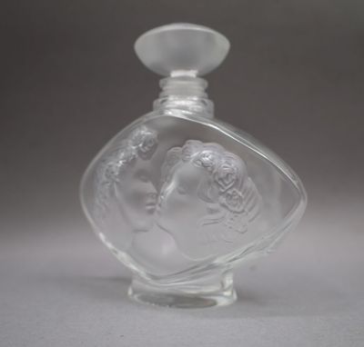 une bouteille en verre transparent sur laquelle figure l'image d'une femme