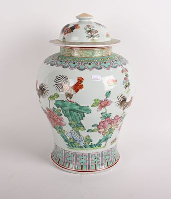 un grand vase avec un couvercle sur fond blanc