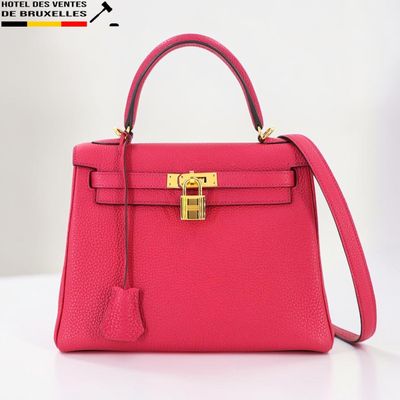 un sac Hermèson rose avec un fermoir doré sur la poignée