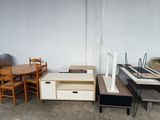 plusieurs tables et chaises dans une pièce où se trouvent déjà une table et des chaises