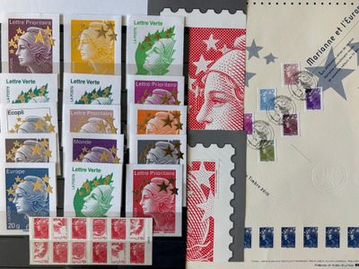 tout un tas de timbres différents, tous rassemblés sur la table