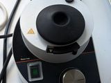 un gros plan d'un mixeur noir et blanc posé sur un plan de travail