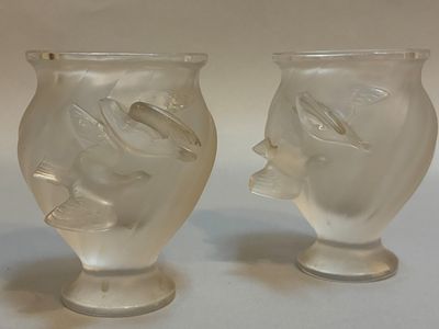 deux vases en verre posés sur une table