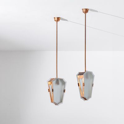 une paire de suspensions en cuivre et en verre suspendues au plafond