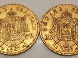 deux souverains d'or, l'un orné d'une couronne et l'autre d'un blason