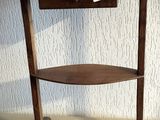 une petite table en bois surmontée d'une étagère