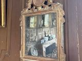 un miroir accroché au mur à côté d'un miroir