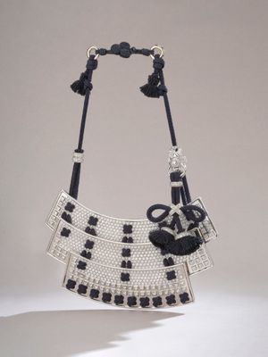 MAISON GEORLAND Importante parure d'inspiration japonisante …