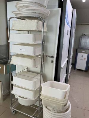 beaucoup de vaisselle empilée sur un chariot dans la cuisine