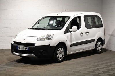 la photo d'une camionnette blanche garée dans un garage