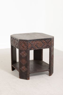 l'image d'une petite table en bois surmontée d'une étagère