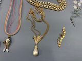 beaucoup de colliers et de bracelets posés sur une table