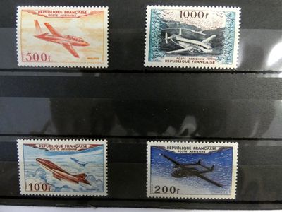Quatre timbres de tailles et de couleurs différentes se trouvent sur une boîte noire