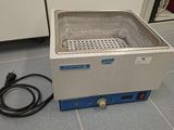 l'image d'une machine posée sur le sol