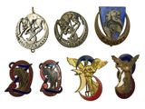 plusieurs types de badges sont présentés sur une surface blanche