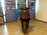 un scooter garé dans un showroom
