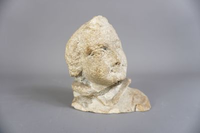 une petite statue représentant un homme coiffé d'un chapeau