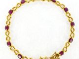 un bracelet en or et rubis