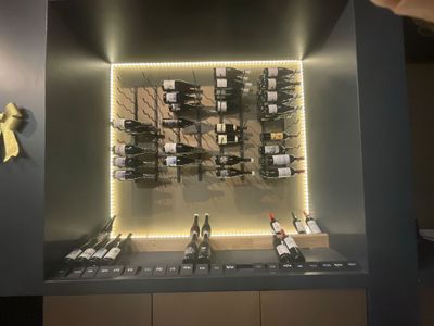 de nombreuses bouteilles de vin exposées dans une vitrine