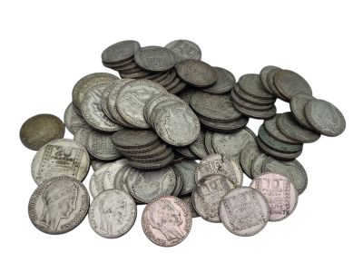 tas de vieilles pièces de monnaie sur fond blanc, avec un fond blanc