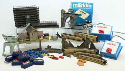 un grand nombre de jouets posés sur une table